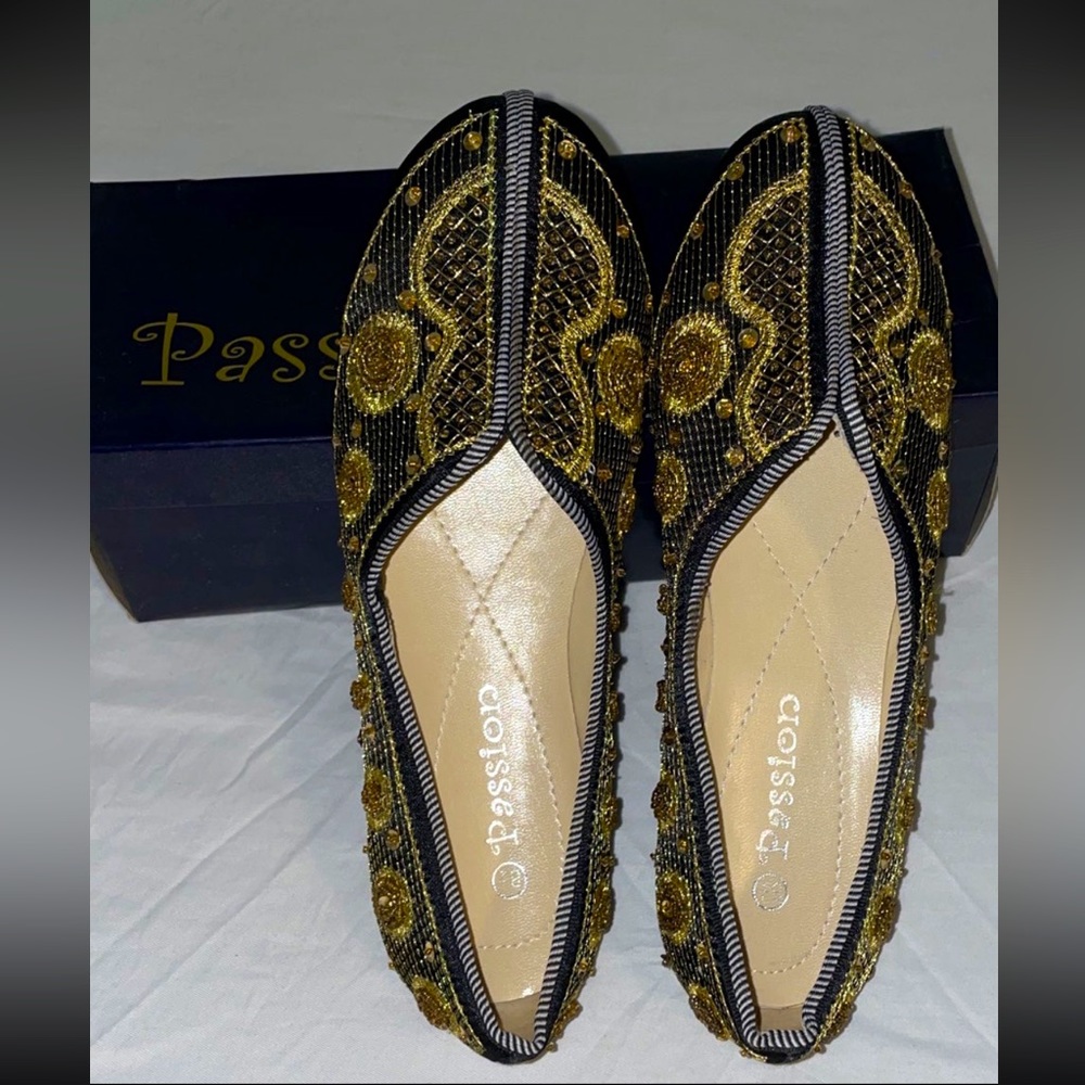 Womens Vintage Passions Black and Gold Flats size 8.5